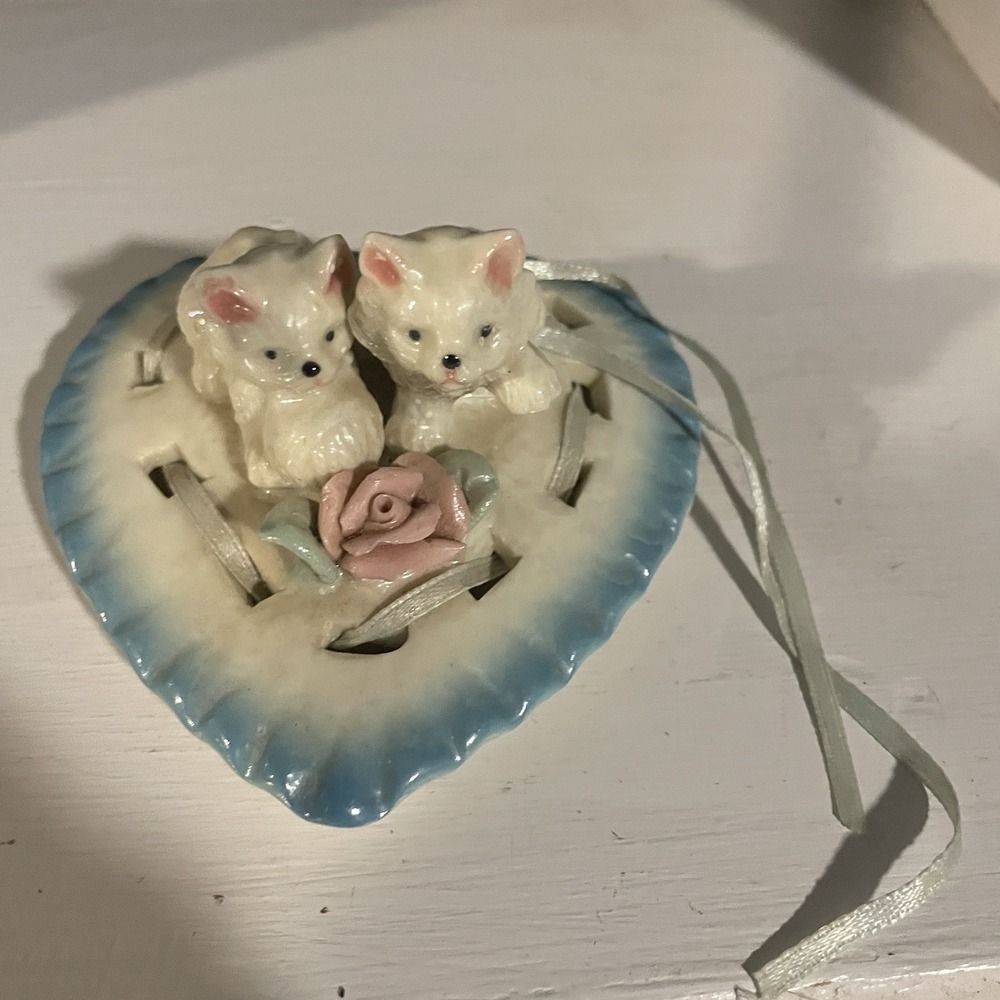 Vintage Heart Shaped Kitty Cats Playing with Yarn Ceramic Trinket Box Lid No Box